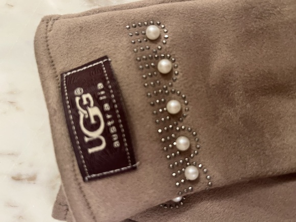 UGG Winter Chestnut Brown   Sweater Weather pom pom hat infinity scarf Set. NWT - Picture 8 of 8